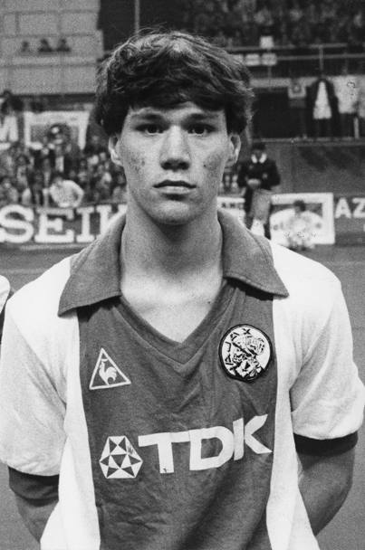 Un giovanissimo Van Basten con la maglia dell&#39;Ajax. Con i Lancieri gioca 133 partite segnando128 gol dal 1981 al 1987.